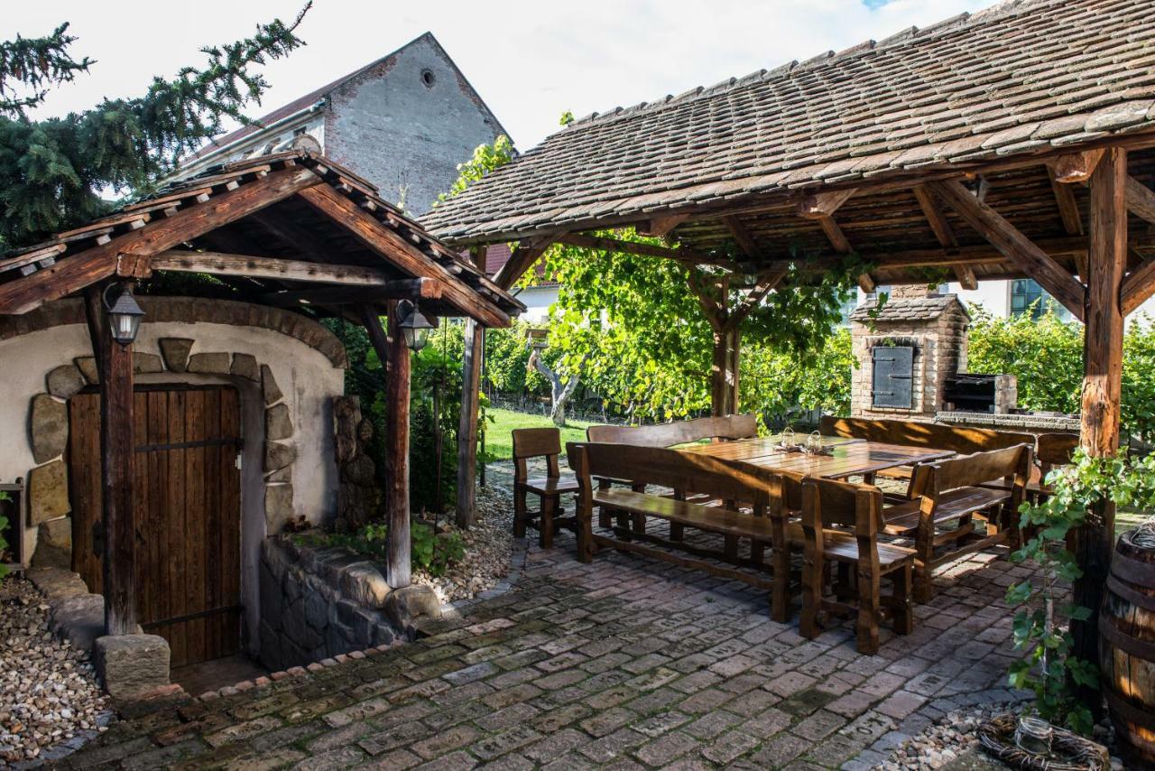 Penzion Monika Hrusovany nad Jevisovkou ภายนอก รูปภาพ
